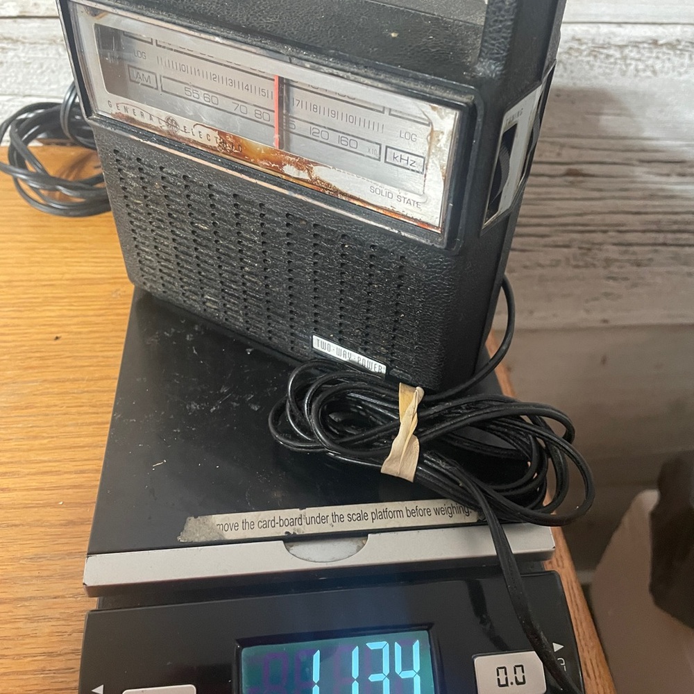 VINTAGE GE AM/FM RADIO - Picture 6 of 6